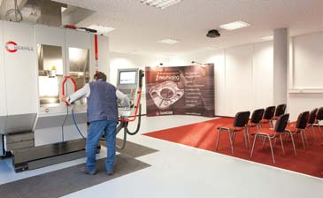 Das Technologiezentrum in Schramberg 900 qm² geballte Kompetenz Erleben Sie modernste CAD/CAM-Technologie, Software und Fertigungstechnik hautnah in unserem neuen Technologiezentrum.