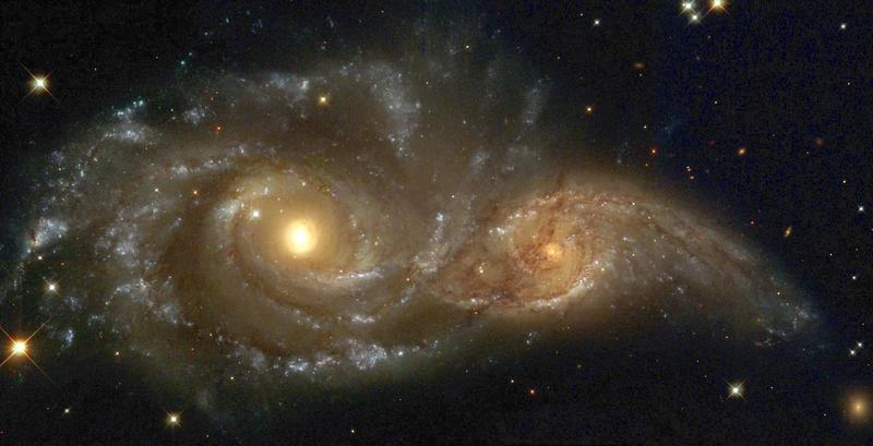 A bb. 1: Kollision der Spiralgalaxien NGC 2207 und IC 2163, ca. 114 Millionen Lichtjahre von der Erde entfernt.