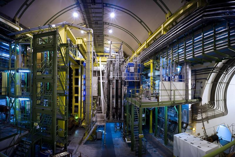 Das LHCb-Experiment LHCb ist ein Experiment am Large Hadron Collider (LHC) des CERN. Der LHC-Speicherring hat einen Umfang von 27 km, liegt ca.
