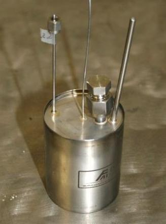 Adiabatisches Reaktionskalorimeter für durchgehende chemische Reaktionen +Kleiner Phi-Faktor = Übertragbarkeit auf große Reaktoren + Umfangreiche und belastbare Daten: + Ermittlung kinetischer