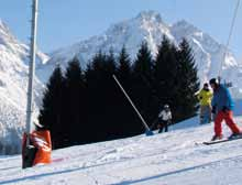 Skifahren ist ein (teures) Vergnügen Längst schon ist Skifahren ein Massensport geworden, ob mit Snowboard oder klassisch auf dem Ski, auf und abseits der Piste.
