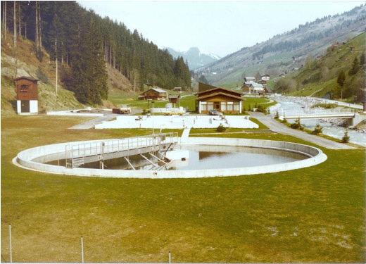 Die Geschichte der Kläranlage Saalbach Hinterglemm Kläranlage Saalbach Hinterglemm (1980) Die vollständig biologisch arbeitende Kläranlage der Gemeinde Saalbach Hinterglemm liegt im Gemeindegebiet