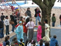 DIE EINWEIHUNG_ Am 8. Oktober wurde gefeiert: Einweihung des Spielplatzes Kennedy-Haus Die Kinder haben sich gefreut.