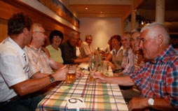 Herzlich Willkommen in Heels Parkterrasse auf der Allgäuer Festwoche 2010! Vor 7 Jahren haben wir mit einem kleinen Zelt, einem Bierwagen und einer Küche die 3m 2 groß war begonnen.