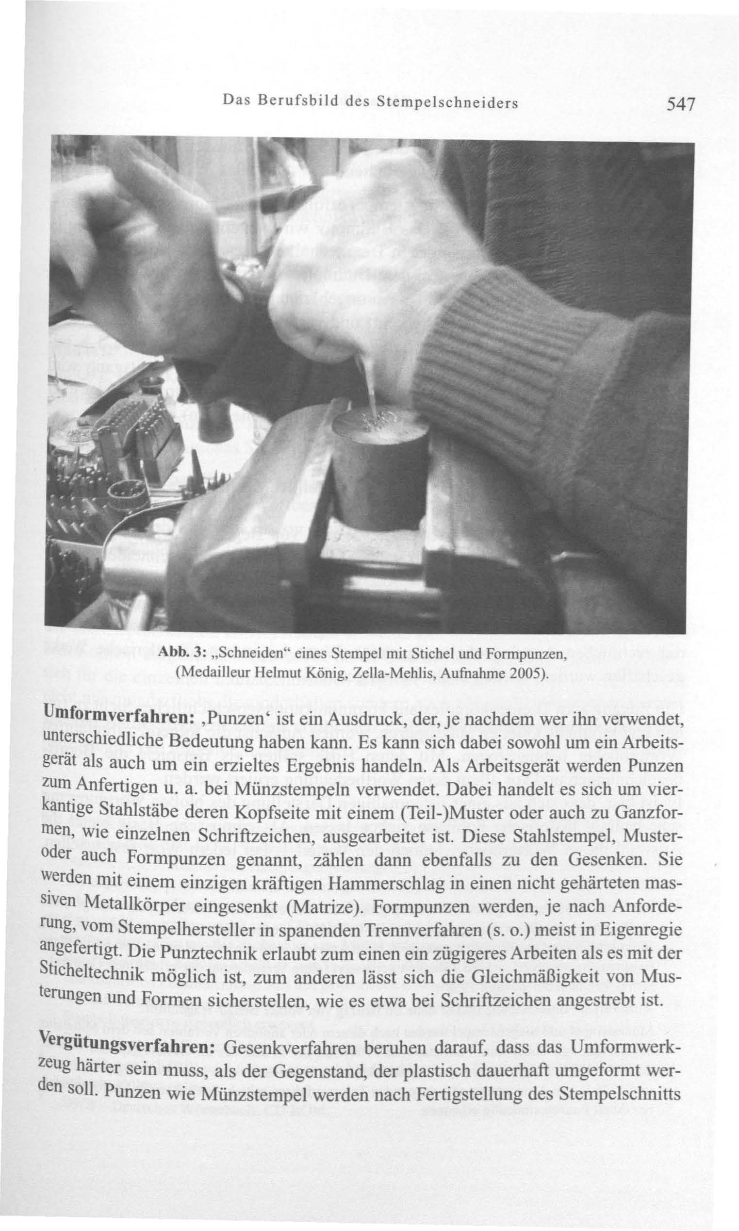 Das Berufsbild des Stempelschneiders 547 Abb. 3: "Schneiden" eines Stempel mit Stichel und Formpunzen, (Medailleur Helmut König, Zella-Mehlis, Aufnahme 2005).