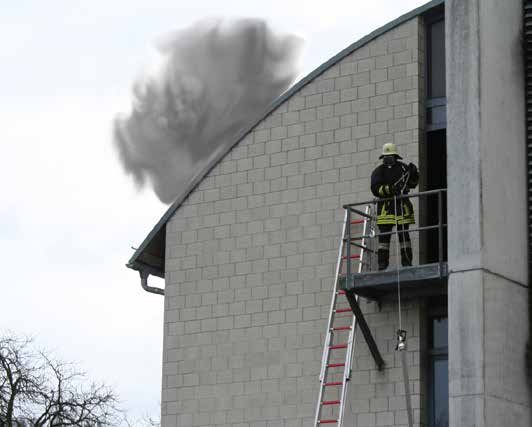 Folie 19 Einsatzbeispiel Situation Beim Brand eines Wohngebäudes soll ein CM-Strahlrohr über den
