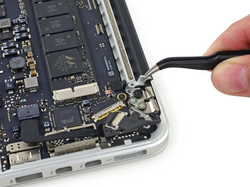 Schritt 13 Entfernen Sie die beiden 4,2 mm T5 Torx-Schrauben die Aluminiumscharnier Klammern auf beiden Seiten des Macbook zu sichern.