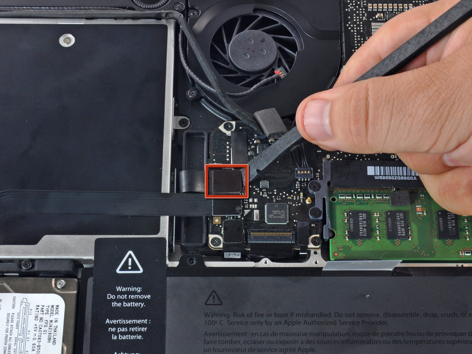 MacBook Pro 13 "Unibody Mitte 2010 Tastatur Ersatz Schritt 20 Es wird notwendig sein, den kleinen durchsichtigen KunststoffKabelhalter (boxed in rot) gleiten auf der Hauptplatine geklebt aus dem Weg,