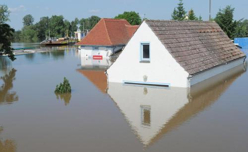 Das Gelände eines Bootshauses an der Elbe ist am 07.06.2013 in Mühlberg (Brandenburg) bereits überflutet. Am Nachmittag wird der höchste Wasserstand erwartet.foto: dpa +++ 11.