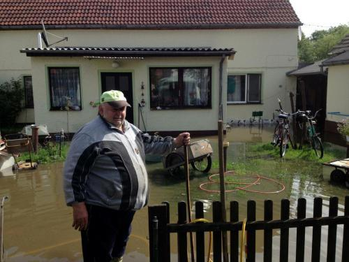 Das Grundstück des Rentner Horst Jantke aus Cantdorf steht unter Wasser.Foto: René Wappler+++ 13:32 Uhr I Spremberg: Vor allem der Spremberger Ortsteil Cantdorf ist vom Hochwasser betroffen.