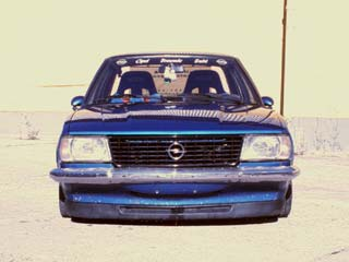 Clubfahrzeug Opel Ascona B Baujahr: 1981 Leistung : 110 PS Hubraum: 2,0 L Farbe: metallicblau Dieses ehemalige Rallyefahrzeug wurde unter Mithilfe aller Clubmitglieder, für das Opeltreffen in