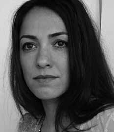 Emine Sahinaz Akalin 1967 in Hamburg geboren I 1987-1994 Studium an der Hochschule für Angewandte Wissenschaften Hamburg I 1988 Internationale Akademie für Kunst und Gestaltung I 1996 Diplom-