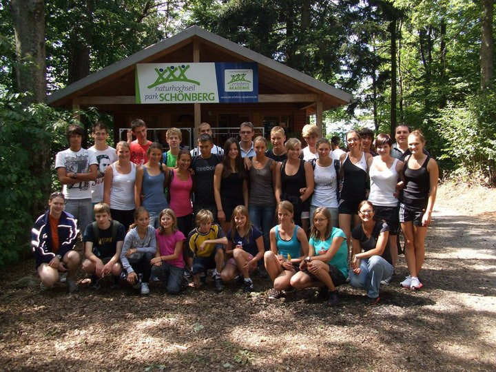 Jugendarbeit der Schwimmjugend Bezirk Niederbayern (2011-2014) Am Ende der Saison 2010/2011 wurde eine Jugendfreizeit im Hochseilpark Schönberg angeboten. Ca.