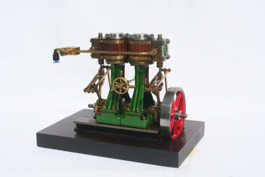 Modell einer Zweizylinder Expansions-Dampfmaschine mit Muschelschieber. Aus Platzgründen wurden diese Maschinen mit stehenden Zylindern gebaut.