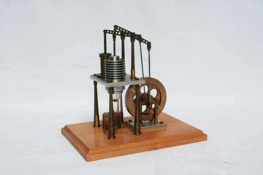 Modell eines Heißluftmotors in stehender Bauweise Er wurde von dem schottischen Pfarrer Stirling 1827 erfunden, weshalb er auch Stirlingmotor genannt wird.