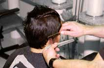 METHODE A: BONDING MIT SCHABLONE AM BEISPIEL EINES HAARSYSTEMS AUS SOFT-MONO-TÜLL (MT-3000) SCHRITT FÜR SCHRITT Der Haarboden wird sauber rasiert.