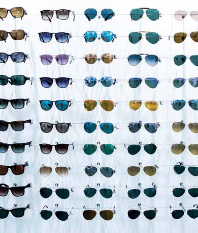 Augenoptik Was müssen Autofahrer bei Sonnenbrillen beachten? Foto: ZVA / Skamper. Seit Ostern gilt die Sommerzeit.