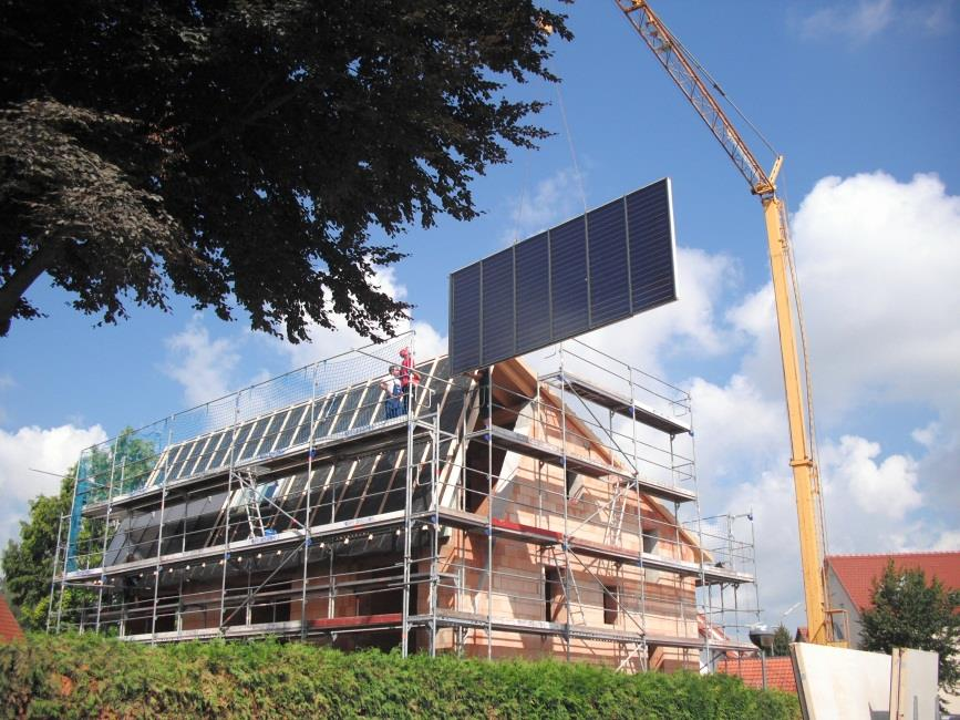 Spezielle Dachkonstruktion Die Solarkollektoren auf einem Sonnenhaus unterscheiden sich in Größe und Einbauwinkel von den normalen Kollektoren.