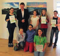 erbe Europaquiz Die Schülerinnen des Sozialwissenschaftskurses der Q2 erreichten den zweiten Preis des Europaquiz des Rhein-Sieg-Kreises und erhielten ein Preisgeld in Höhe von 300 Euro.