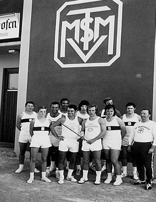 TSV MILBERTSHOFEN 100 Jahre 1905 2005 1905 100 JAHRE TSV MÜNCHEN-MILBERTSHOFEN E.V. 2005 62:00 1975 Am 15. März 1975 wurde das Projekt Sporthallenbau abgeschlossen.