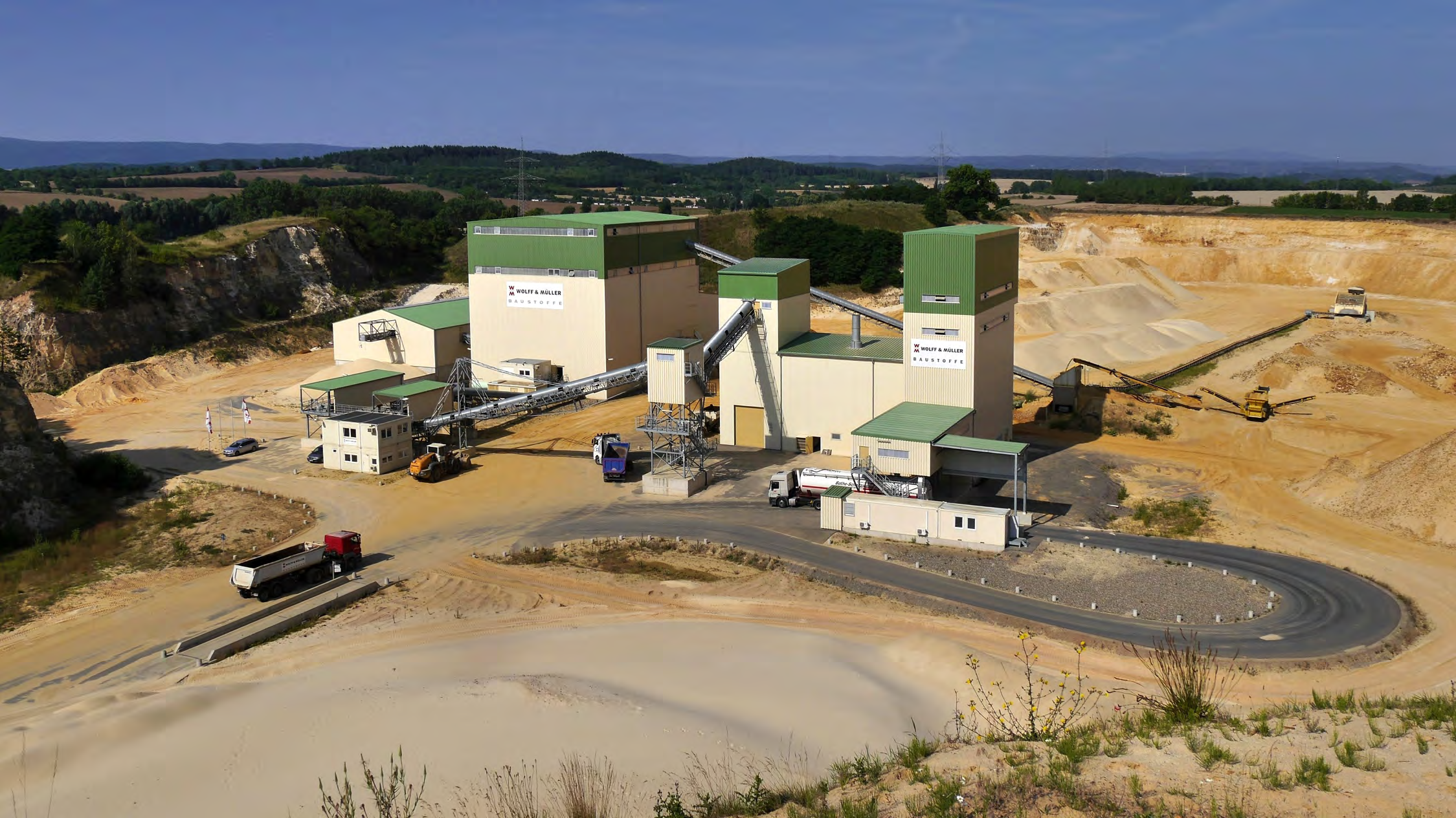 BAU- & ROHSTOFFE Hochwertige Baustoffe und Industriemineralien aus eigener Produktion: