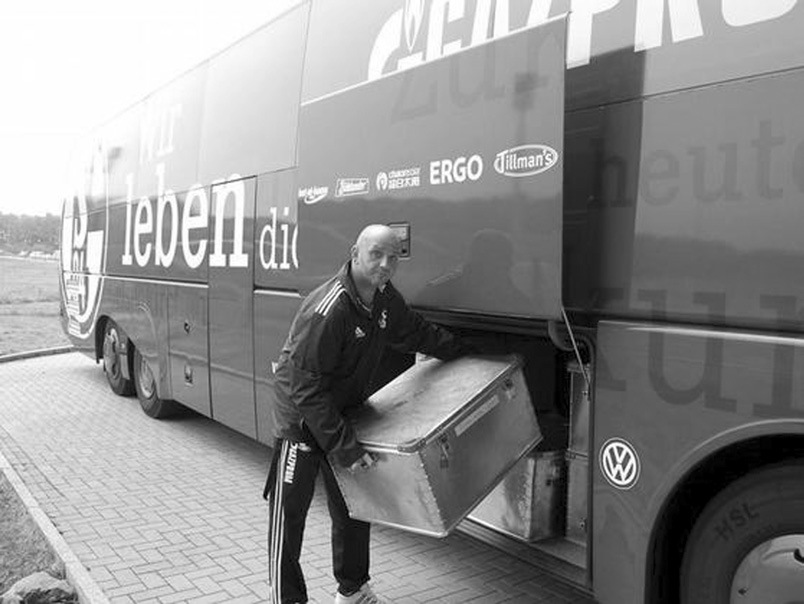 3. This third article is about Lars Laser, who drives the Schalke 04 football team bus. Marks DO NOT WRITE IN THIS MARGIN Seit 9 Jahren fährt Lars Laser den Schalke-Bus.