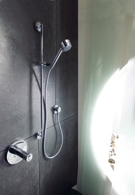 Zu einem Ort der Eleganz und des guten Stils wird Ihre Dusche durch die Hansadesigno im Duschset, eine spezielle Kombination aus Handbrause und Duschstange.