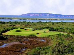 Simola Golf Club & Estate Inmitten der magischen Hügeln und geheimnisvollen Wäldern von Südafrikas weltberühmter Garden Route, mit Ausblick über die malerische Kleinstadt Knysna mit ihrer