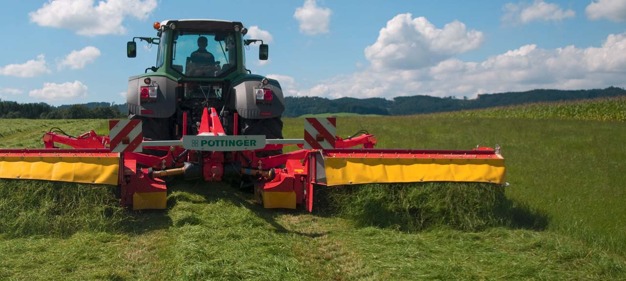 NOVACAT V10 ED Hydraulische Entlastung Bestmögliche Bodenanpassung zur Schonung der Grasnarbe ist bei PÖTTINGER ein Qualitäts stan dard.