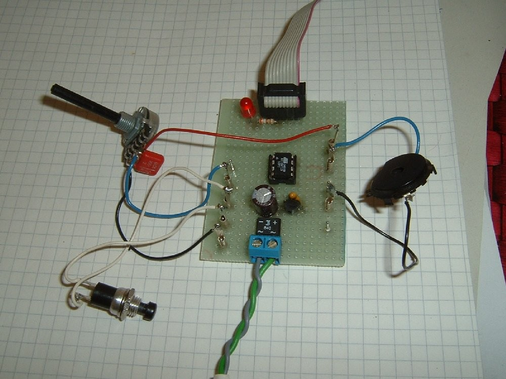 Beispiel 09: Hardware Der Kondensator am Poti (10 nf) dient zum Abblocken