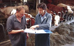 Schritt 5: Einführung einer Bestandesbetreuung Der Landwirt und der Hoftierarzt bilden das Betreuungsteam, welches anhand der vorliegenden Daten den Tierbestand bezüglich Gesundheit überwacht und