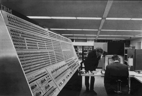 IBM 360 Angekündigt im April 1964, weil alle Aspekte der maschinellen Datenverarbeitung (general purpose computer) zusammengefasst werden sollten: 360 Grad Daten: 16 32-Bit-Register 64-512 Kilobyte