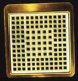 Technik In Ermangelung von ICs wurden die Transistoren zunächst nahe aneinander auf einer ½ Zoll 2 -Keramikmodul geklebt (Solid Logic Technology).
