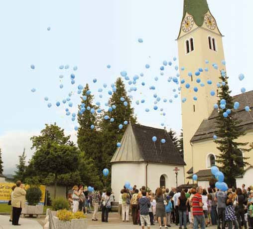 Luftballon-Steigen In der Pfarre Kirchbichl wurden nach der Messe im Kirchhof etwa 250 Luftballone an die zahlreichen Kinder und Kirchenbesucher ausgeteilt, mit Wunschzetteln versehen und in Richtung