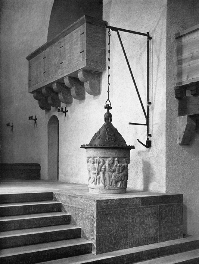 6 German Bestelmeyer: Ev. Auferstehungskirche, München (1928 30). Blick in den Altarraum mit Loge. Taufstein von Wilhelm von Rechenburg. Die Empore rechts im Anschnitt.