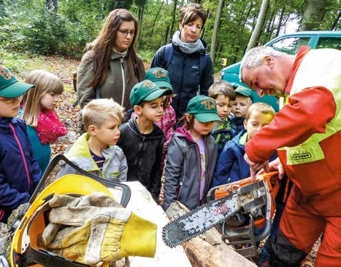 Vorschulkinder erkunden die Arbeit der Forstleute Wozu braucht man diese seltsamen Dinge im Wald Das Landeszentrum Wald in Sachsen-Anhalt unterstützt maßgeblich das durch die Schutzgemeinschaft