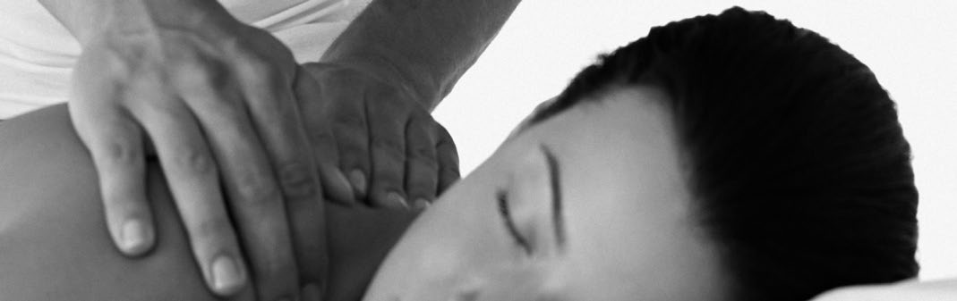 Kosmetik Massage + Kosmetik Massage Behandlungsangebot Strukturelle ganzheitliche Massage-Behandlung Diese Behandlungsart dient der Vorbeugung und Verbesserung unspezifischer Schmerz-Symptomatik, sie
