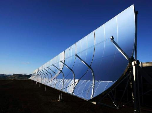 Solarthermische Kraftwerke Konzentriertes Sonnenlicht liefert Hitze für eine Dampfturbine Parabolrinne Solarturm