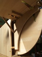 8. Schritt Zwei sechs Zentimeter langen Holzstifte mit einer eingeleimten Holzkugel dienen zur Verriegelung des Tisches in geschlossenem Zustand.