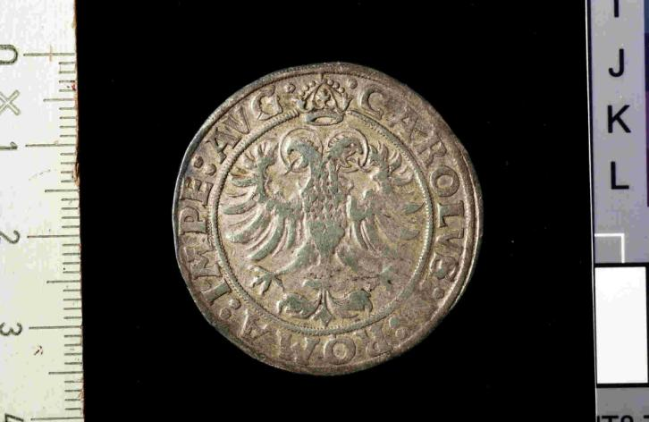 Münzen - Lade 1 Fach 011 1547 Ulmer Halbtaler 1547 Motiv Vorderseite: Mit Blattwerk verzierter Stadtschild, oberes Feld gegittert mit Punkten zwischen 1547.