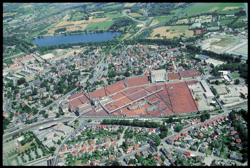 Sanierung Textilfabrik NINO: Einführung Die Textilfabrik NINO in Zahlen 3 stufiger Textilbetrieb (Spinnerei, Weberei, Veredlung) Betriebszeit : 1897-1996 Beschäftigte: max.