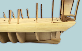 11 12 4 mm 11 Es folgt der siebte Plankengang: Dazu, wie gehabt, eine Leiste verjüngen und biegen, dann am Vorschiff montieren sie reicht bis Spant 13.