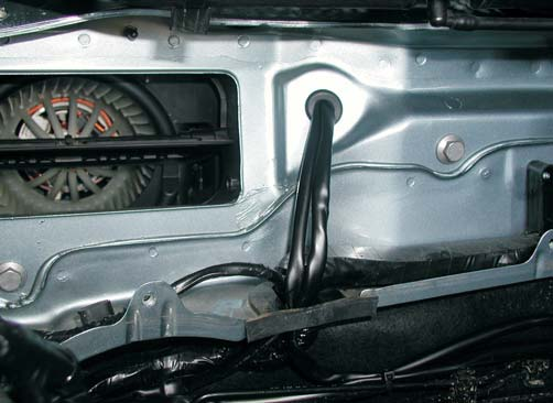 Die Verlegung der Kabel zur Gebläseansteuerung und zur Bedieneinrichtung in den Innenraum erfolgt durch die vorhandene Tülle neben dem Luftschacht des Fahrzeuggebläses.