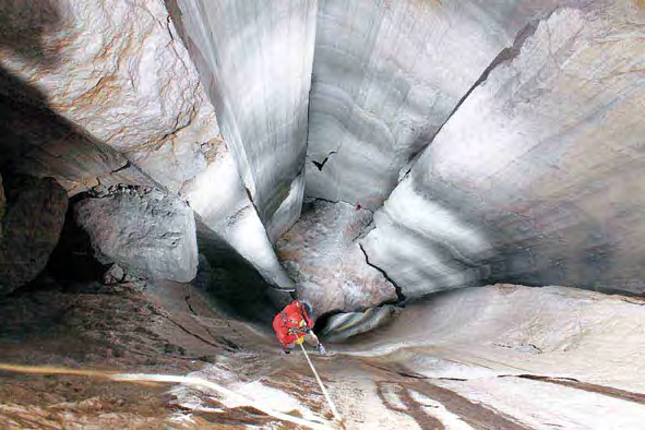 Höhlengruppe riesengroßen Mäanders. Auf dem Boden des Schachts beginnt ein zickzackförmiger Mäander, der ca. 120 Meter lang ist.
