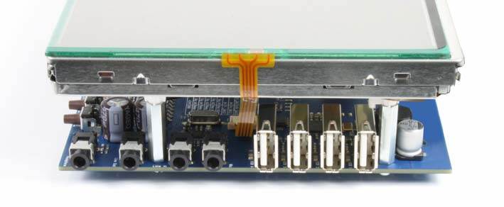 Neben dem IOP sind weitere Hardware-Komponenten des ADB4000 direkt mit dem SODIMM Modul verbunden.