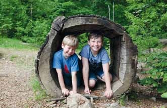 Voll cool! Spannend, aber auch gefährlich: Leo (6) und Emil (9) testeten den Waldspielplatz am Haus zur Wildnis Leo spielt gerne Nintendo.