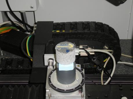 3D-Simulation faserhaltiger Feinkornsysteme In Abb. 6-4 sind ein schematisierter Versuchsaufbau (links) und ein auf der Drehachse des Computertomographen eingebauter Bohrkern (rechts) dargestellt.