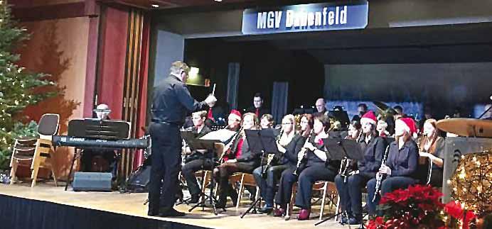 INFOS REGIONAL Abwechslungsreiches Weihnachtskonzert in Dahenfeld stepptanz und James Bond Weihnachtlich hatte der Musikund Gesangverein Dahenfeld die Hüttberghalle zu seinem Konzert am Vorabend des