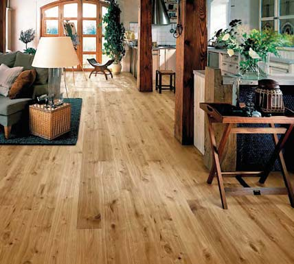 Zu Hause in schönen Räumen... Holz ist ein Naturprodukt. Abweichungen in Farbe, Struktur und Astanteil zu den hier abgebildeten Mustern sind möglich.