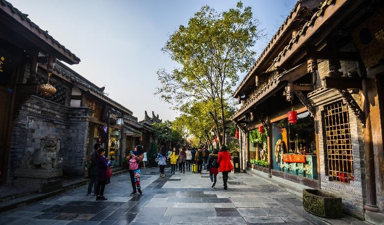 ckelten sich rasch zur Empfangshalle der Freizeithauptstadt Chengdu. Anschließend besuchen Sie die daoistische Tempelanlage Qingyang Gong.